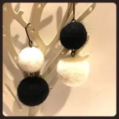 モノトーンボンボンピアス 大小2コ