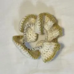 クリーム色のフラワーシュシュ