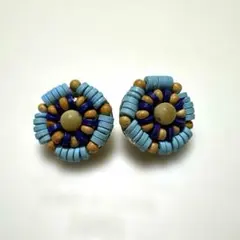 ビーズ刺繍のイヤリング　ライトブルー　ウッドビーズ　ハンドメイド風　アジアンのサムネイル