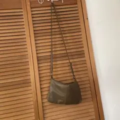 オリーブグリーン レザー ショルダーバッグ ファスナーポケット4つ付き