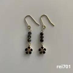 No.852シンプル　天然石ブラックトルマリン×チャーム忘れな草　ピアス　イヤリ