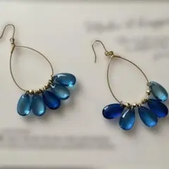 青色のティアドロップ型ピアス