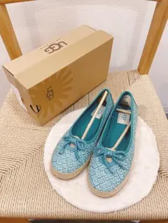 未使用◇UGG アグ フラットシューズ ブルー系 柄 23cm 箱付のサムネイル