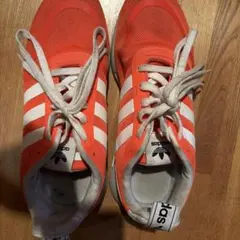 adidas スニーカー オレンジ
