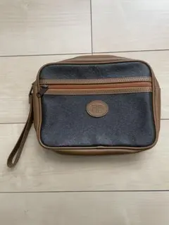 茶色と黒のクラッチバッグ