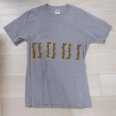 【限定コラボ】シュプリーム　マークゴンザレス　リピートロゴTシャツ グレーのサムネイル