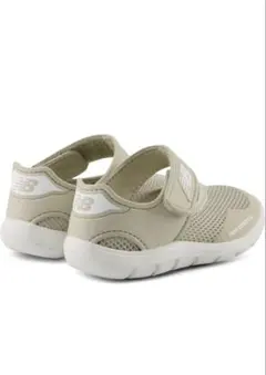New Balance ベージュ サンダル