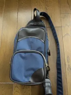 ネイビー ボディバッグ ストラップ調整可能