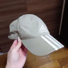 adidas ベージュキャップ 3本ライン