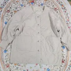 美品【LOWRYSFARM】ノーカラー　キルティングジャケットベージュゆったり