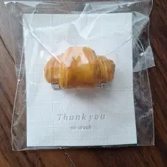 クロワッサン型ブローチ