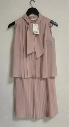 新品 プリーツブラウス ノースリーブ スカートセットアップ　ピンクベージュ