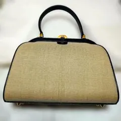 ベージュと黒のハンドバッグ