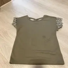 レース付きオリーブグリーンTシャツ