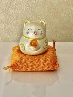 心が休まる　まねき猫の置物 陶器製 笑顔 鈴付き
