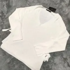 【KBF ＋】ホワイト Vネックニット 長袖