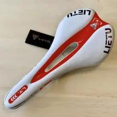 自転車サドル スポーツバイク仕様 薄型 ホワイト赤ラインのサムネイル
