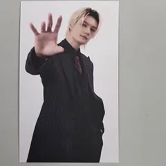 佐野勇斗 黒スーツ トレカ