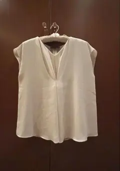 美品】BCBG MAXAZRIA ノースリーブベスト 白 約7万円 - メルカリ