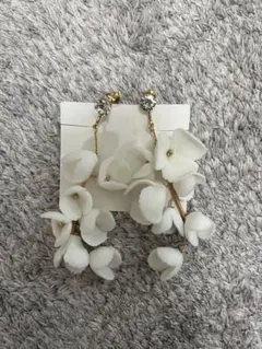 ホワイトフラワーロングイヤリング　結婚式　ブライダル　ウェディング