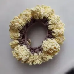 フリルデザインの黄色シュシュ