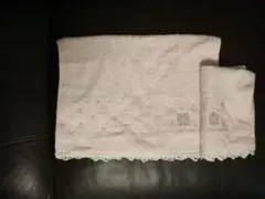 ピンクの刺繍入りフェイスタオル