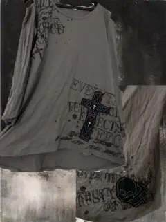 グレーの長袖Tシャツ 十字架デザイン　肩穴あき　パンク　クロス