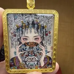 伝統的な女性絵画ペンダント