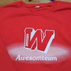 赤い長袖カットソー