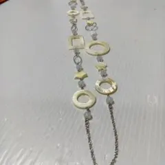 ハンドメイド、ホワイトシェルとシルバーパーツのロングネックレスと揃いのピアス