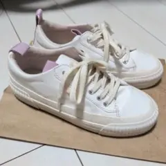 ZARAホワイト ローカットスニーカー 太陽光でピンクに変わる