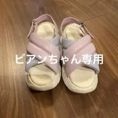 ピンクと紫の厚底ストラップサンダル