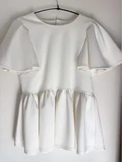 ai♡様専用 ホワイトジョーラ ストレッチ バックパール ペプラムブラウス Mのサムネイル