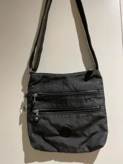 キプリング　黒いラメのナイロンポーチ ジッパーポケット付き