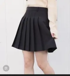黒のプリーツミニスカート
