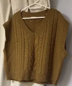 ケーブルニットベスト