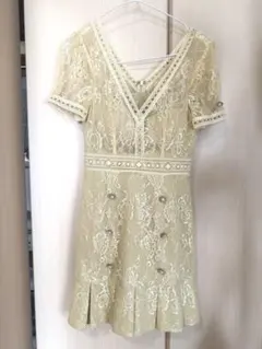 an 淡い黄色のレースドレス