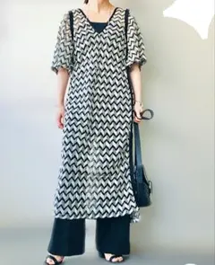 ZARA　半袖　ニットワンピース　幾何学模様　モノトーン　ロング丈　M