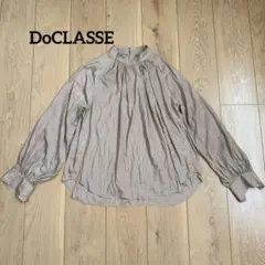 DoCLASSE ドゥクラッセ ハイネックギャザーブラウス サテン調 ベージュのサムネイル