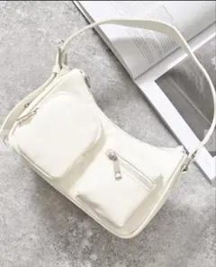 ホワイト ショルダーバッグ 外ポケット付き