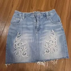刺繍入りライトブルータイトスカート