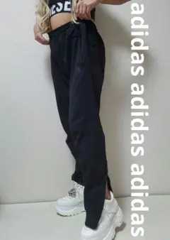 adidas ブラックジャージパンツ サイドスリット付き男女兼用