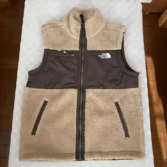 ベージュ ダウンジャケット