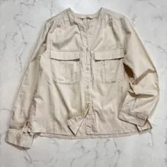 ルノンキュール　バンドカラーシャツ　【M】ベージュ　フラップポケット　キーネックのサムネイル