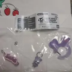 TWICEラブリーモモ　ガチャガチャ　アクリルカラビナ