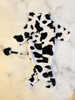 牛柄フリースロンパース 尻尾付き　シーイン