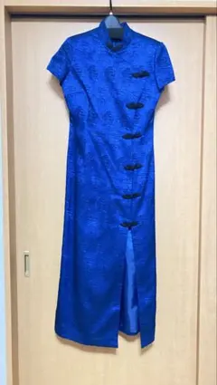 鮮やかなブルーのチャイナドレス 半袖のサムネイル