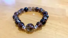 虹が綺麗に出るスモーキーアイリスクォーツをトップに癒しのブラウンブレスレット