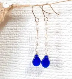 小さな小さなチェコガラスとホワイトパールのきれいめピアス　コバルトブルー