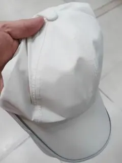 ホワイト バイザー付きキャップ